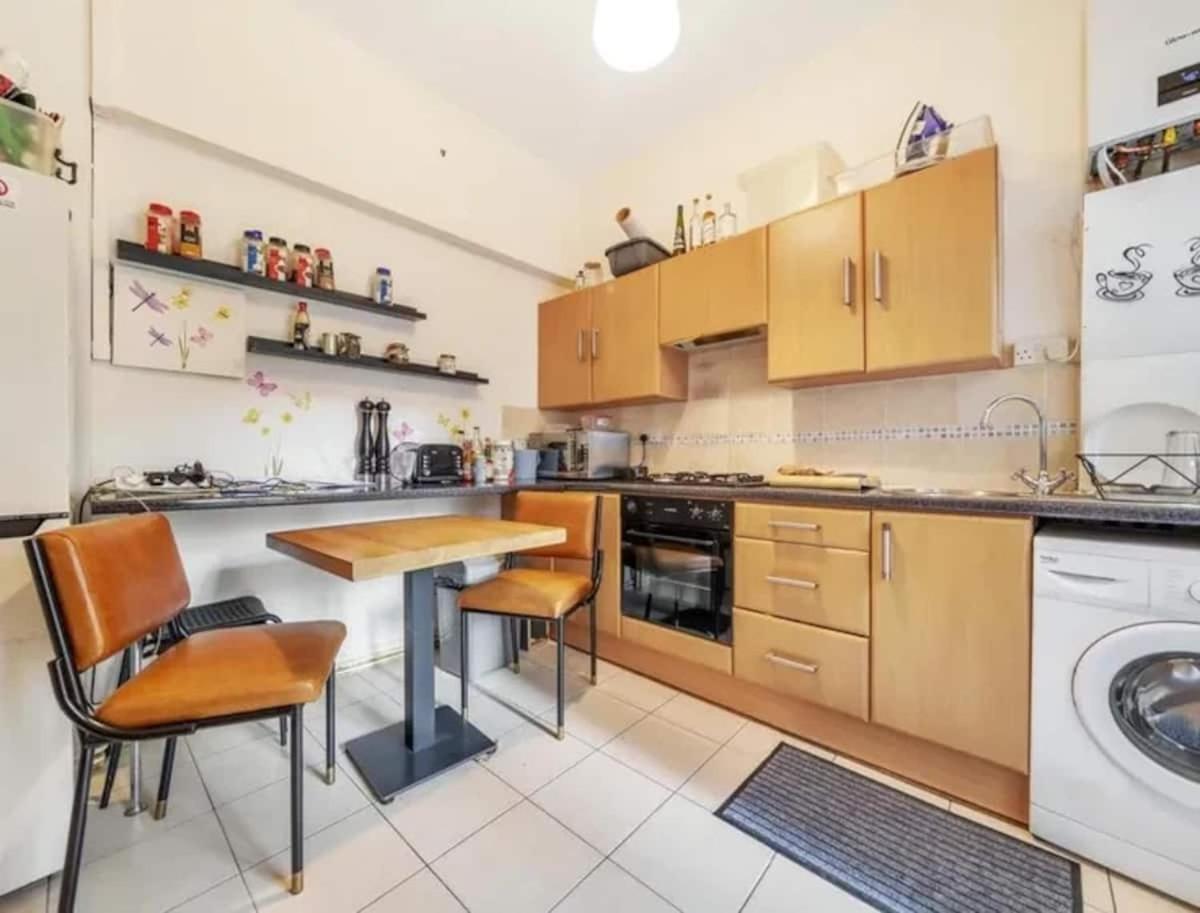 Charming 1-Bedroom Apartment Southfields, Londra Esterno foto