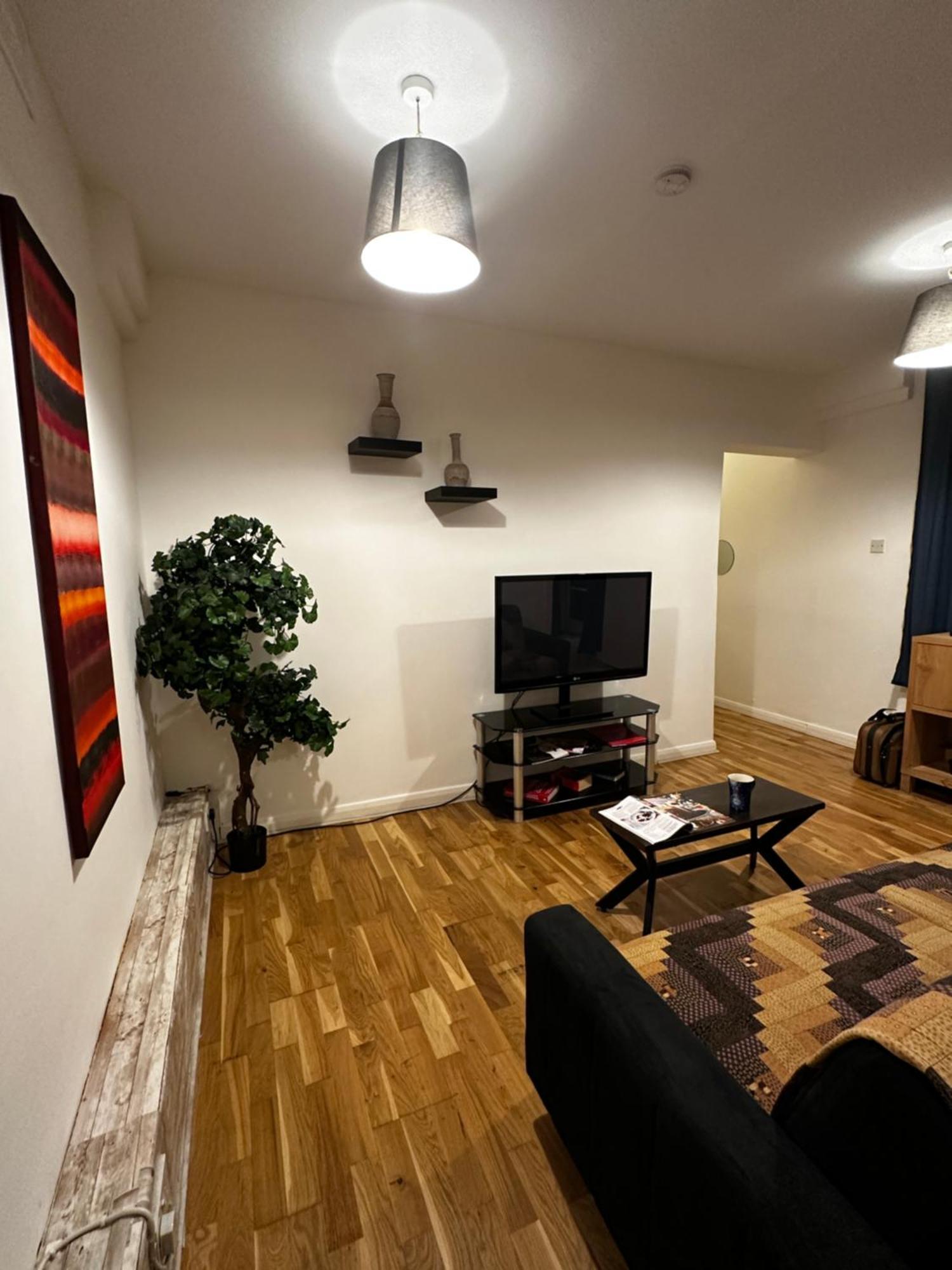 Charming 1-Bedroom Apartment Southfields, Londra Esterno foto