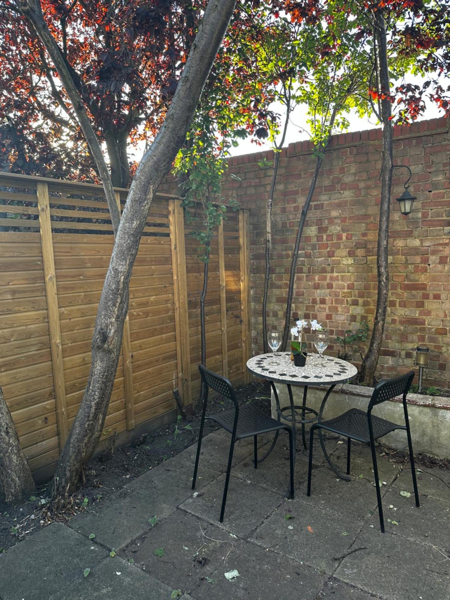 Charming 1-Bedroom Apartment Southfields, Londra Esterno foto