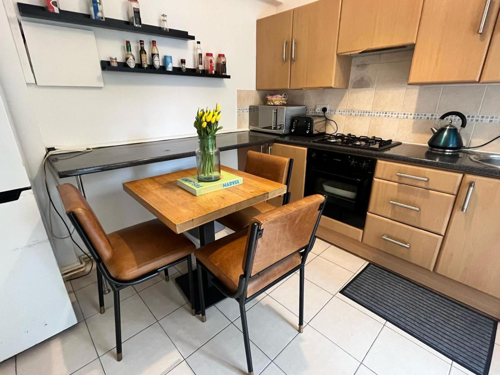 Charming 1-Bedroom Apartment Southfields, Londra Esterno foto