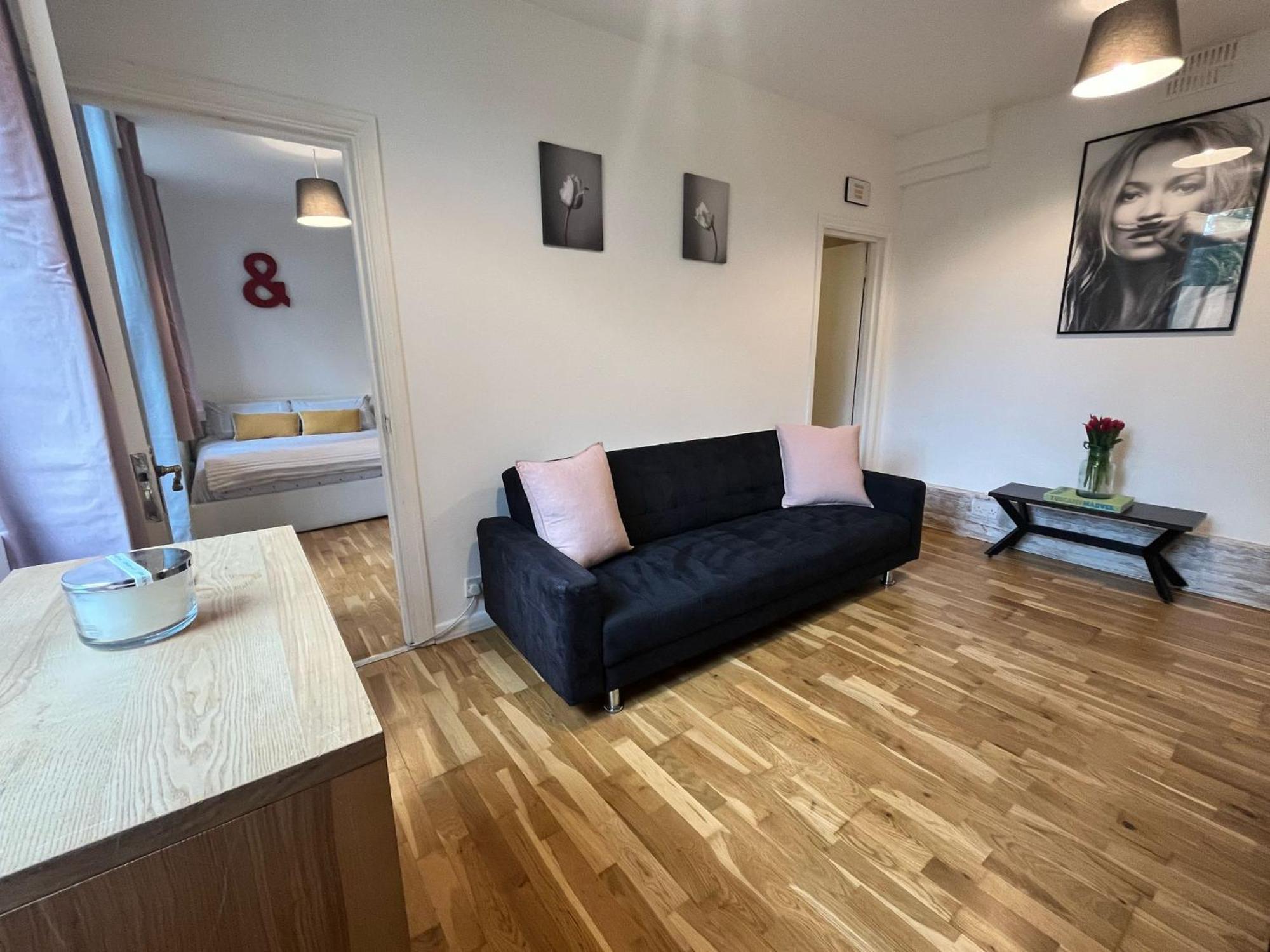 Charming 1-Bedroom Apartment Southfields, Londra Esterno foto