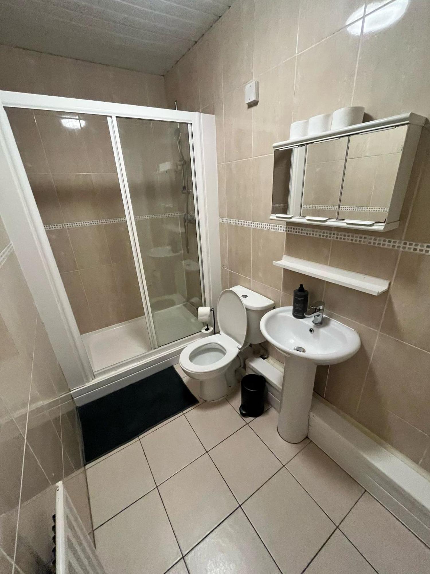 Charming 1-Bedroom Apartment Southfields, Londra Esterno foto