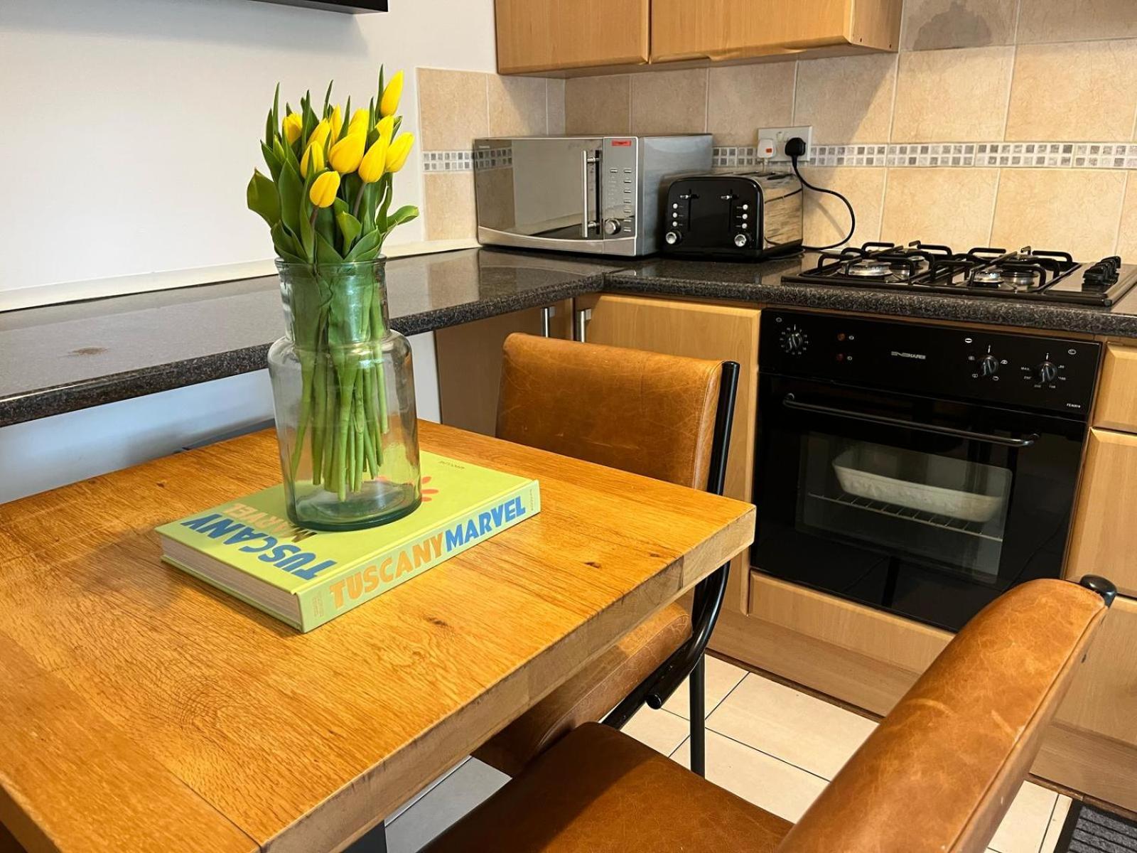 Charming 1-Bedroom Apartment Southfields, Londra Esterno foto