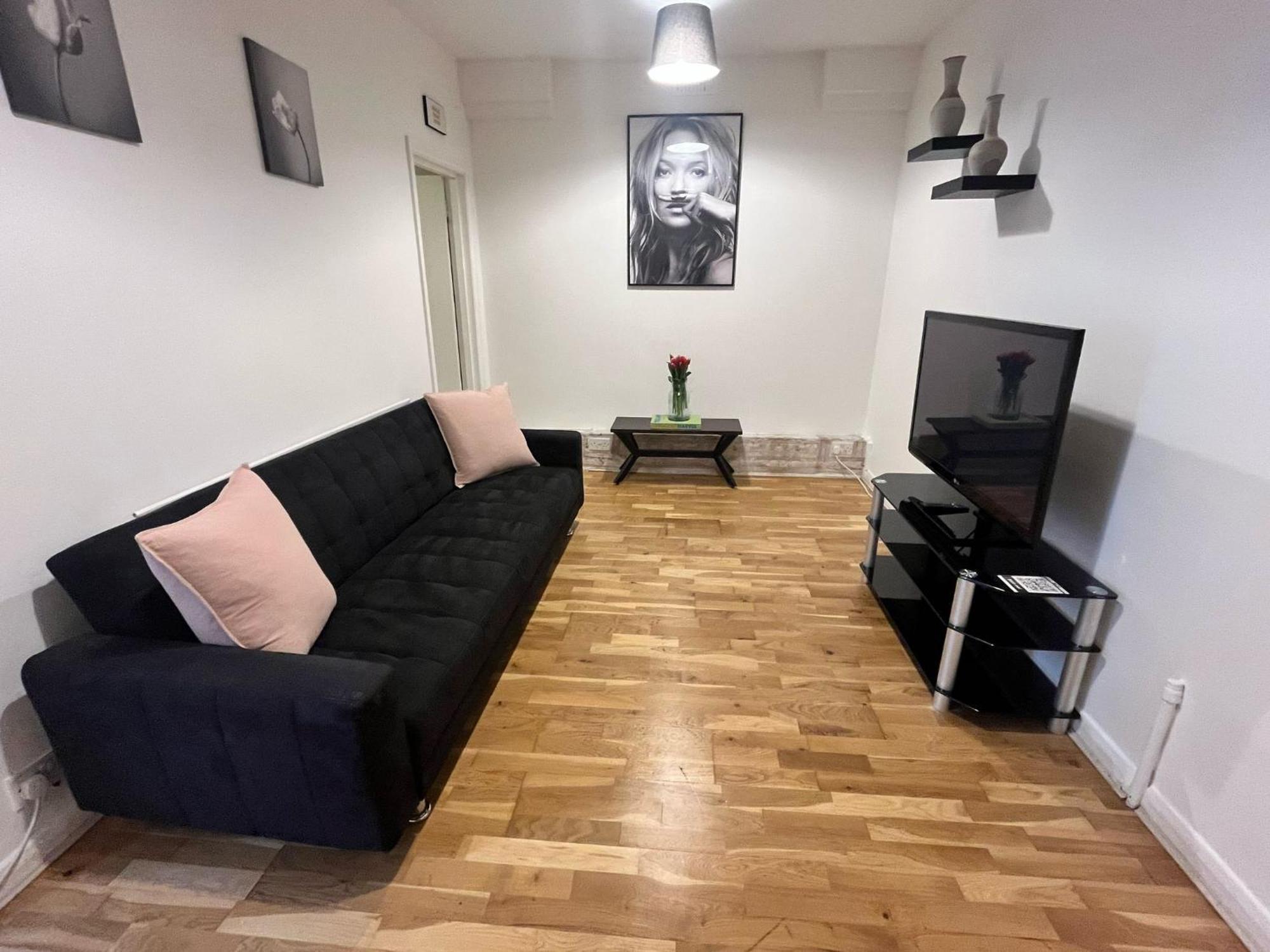 Charming 1-Bedroom Apartment Southfields, Londra Esterno foto
