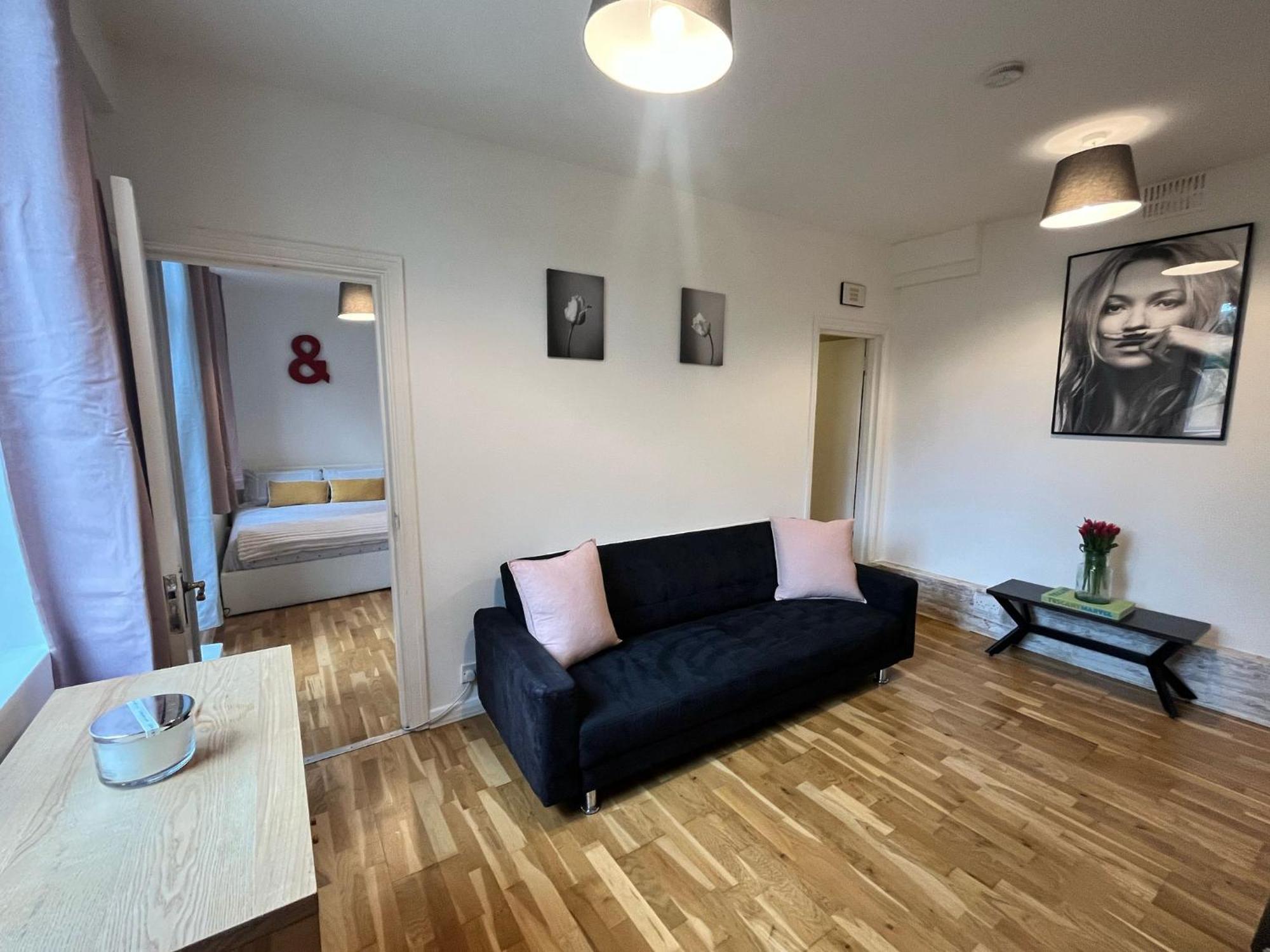 Charming 1-Bedroom Apartment Southfields, Londra Esterno foto